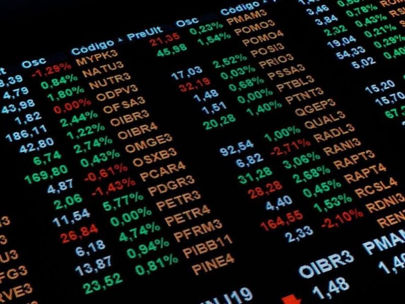 Bolsa despenca, dólar dispara e mercado internacional reage à reeleição de Lula em meio a suspeitas de irregularidades e