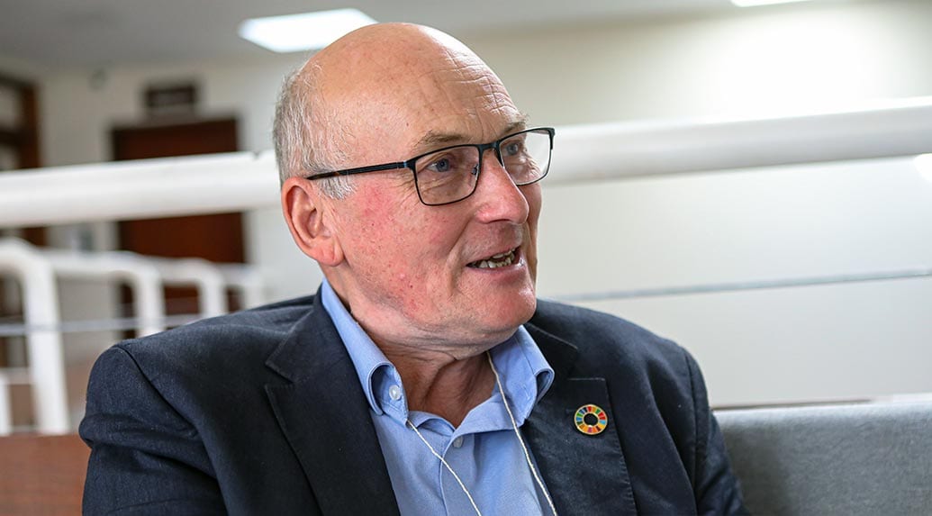 Richard Thompson defende políticas e indústria na luta contra microplásticos