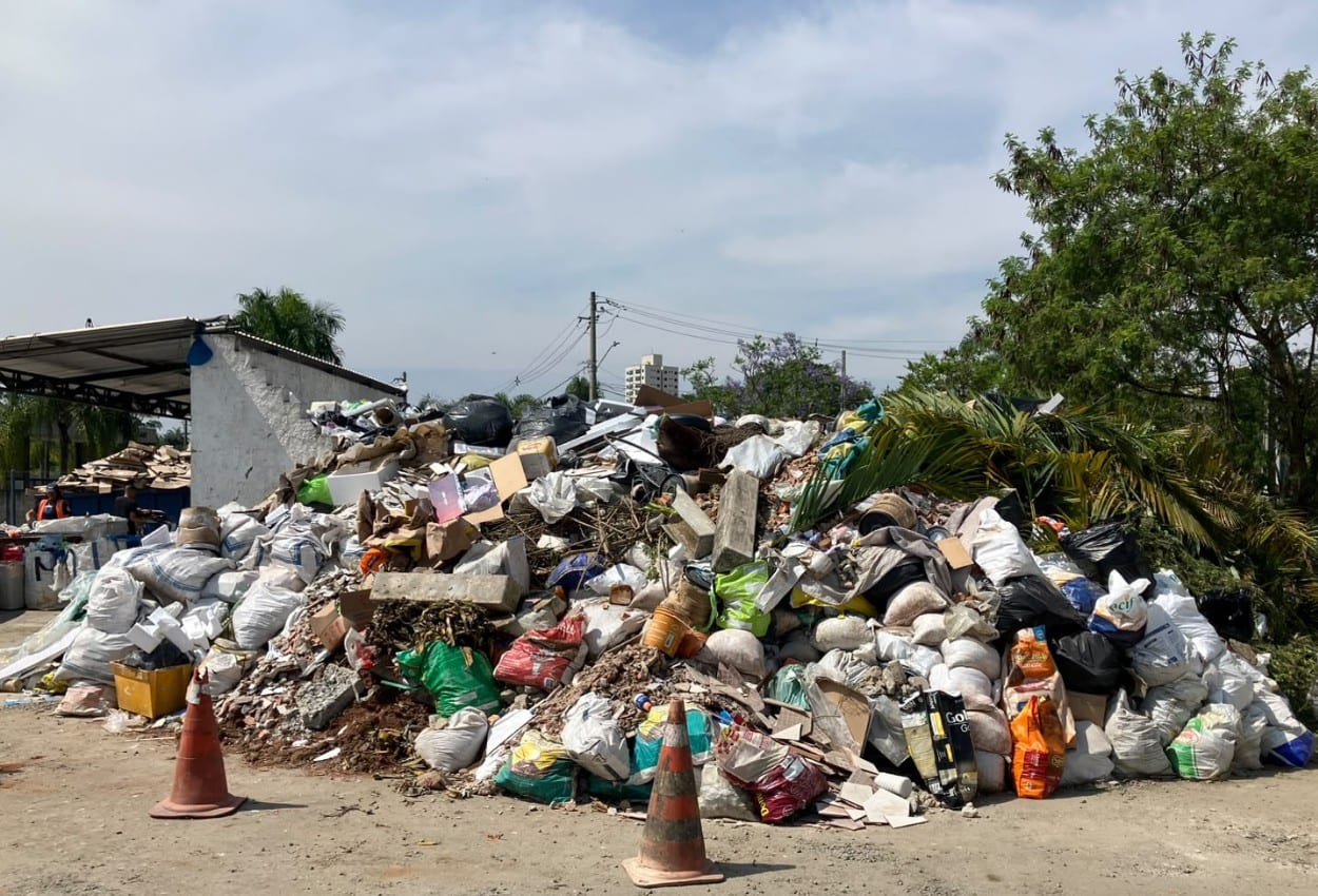 Ecopontos de Mogi das Cruzes ficam lotados e moradores relatam dificuldade para descartar materiais