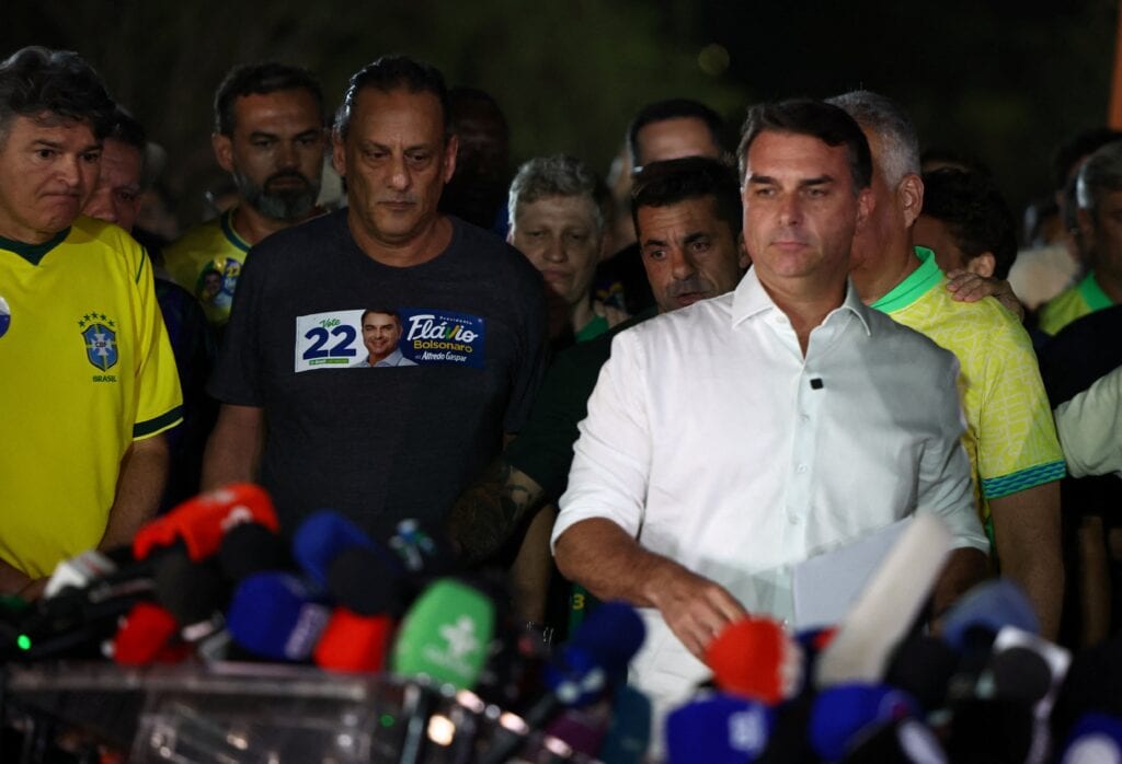 Flávio Bolsonaro contesta resultado eleitoral e pede anulação do segundo turno