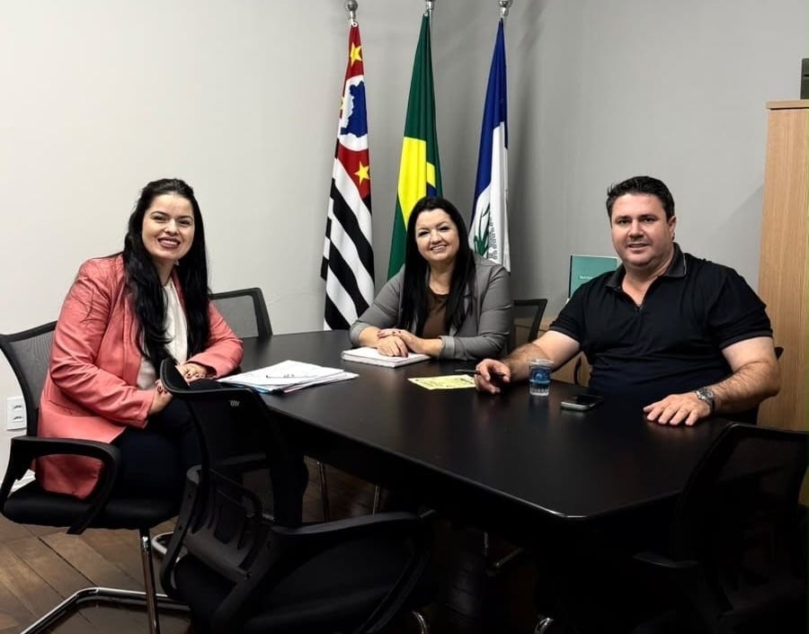Prefeito Claudemir Borges reúne secretária e vereadora para planejar ações e fortalecer a assistência social em Leme, SP