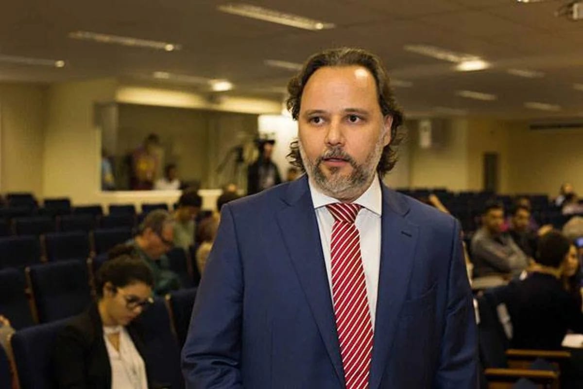 Coordenador jurídico de Lula pede convocação do Conselho da República após afastamento de chefe da PF