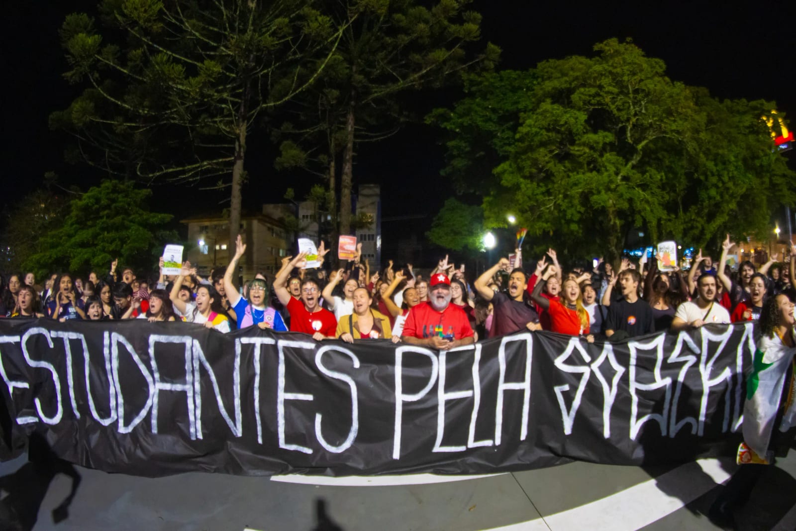 Assembleia estudantil reúne mil pessoas em Ponta Grossa (PR) para organizar campanha de segundo turno