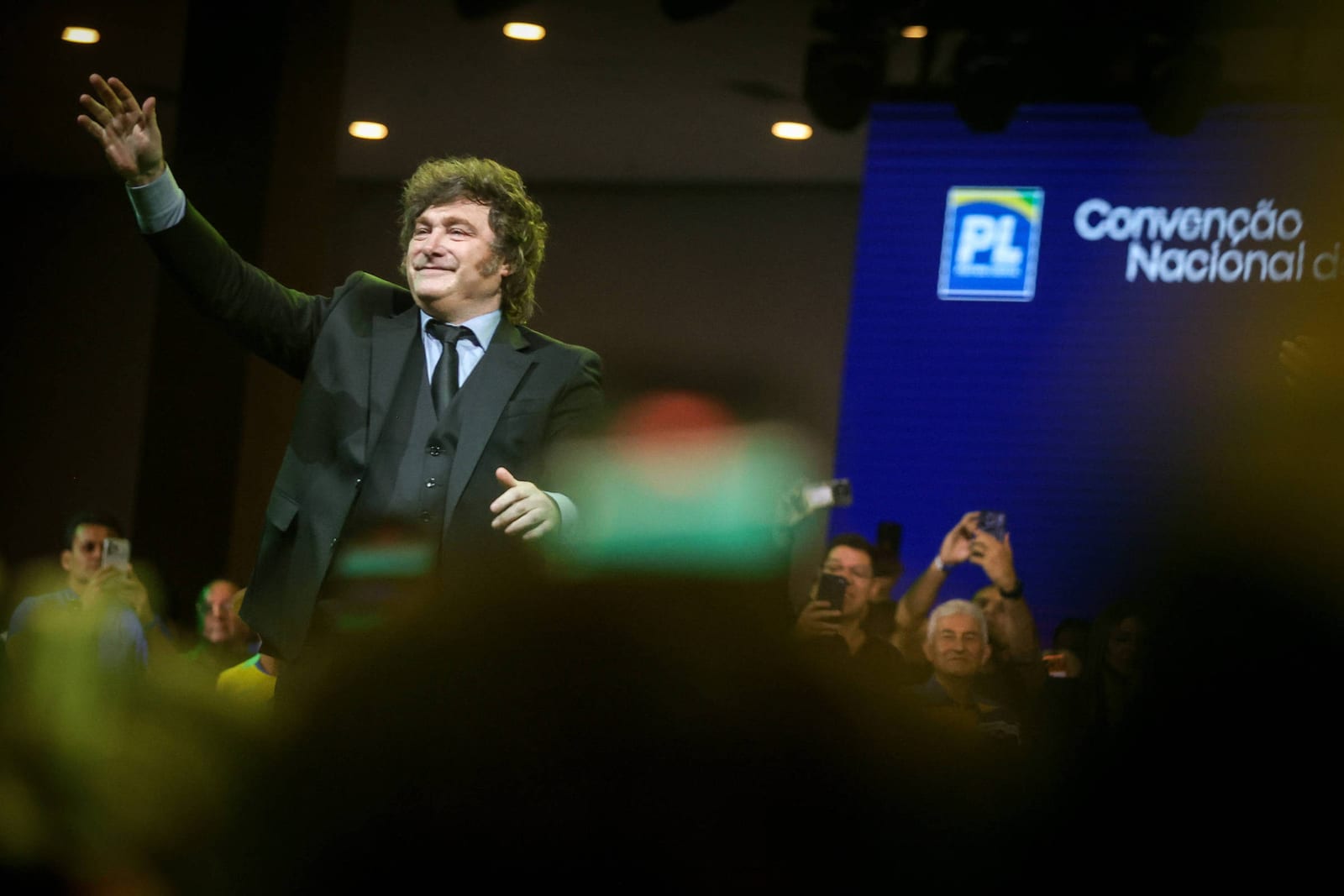 Milei compartilha mensagem que chama Lula de 'porco'