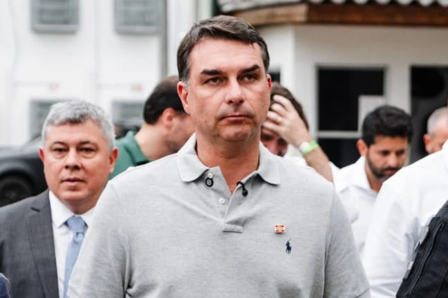 Portal argentino afirma que Flávio Bolsonaro deixou o Brasil pela fronteira e embarcaria para os EUA
