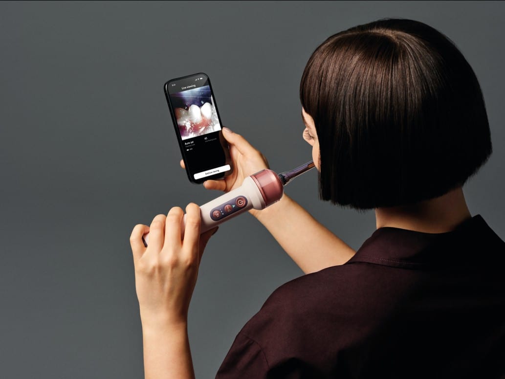 Dyson, empresa conhecida por secadores e aspiradores de pó, cria escova de dentes com câmera e IA por R$ 2,5 mil