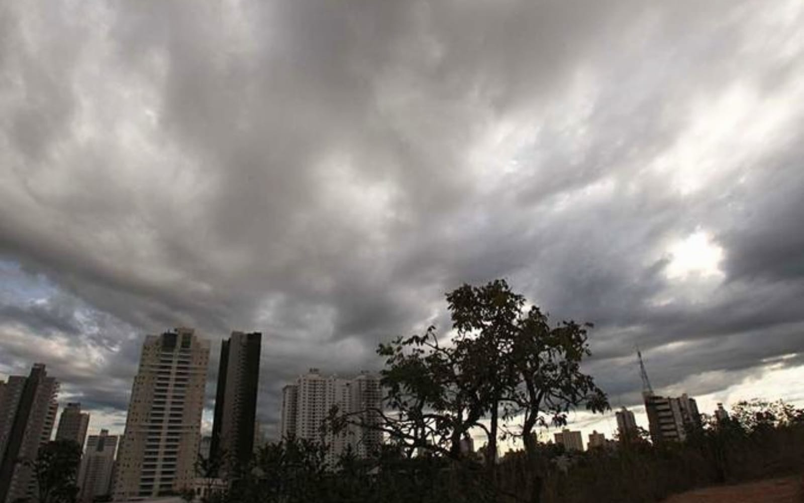 Goiás tem mais de 100 cidades com alerta de tempestade e granizo; veja lista