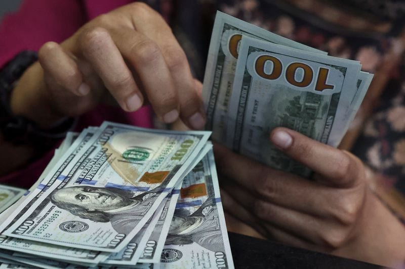 Dólar inicia sexta em baixa com Flávio Bolsonaro à frente