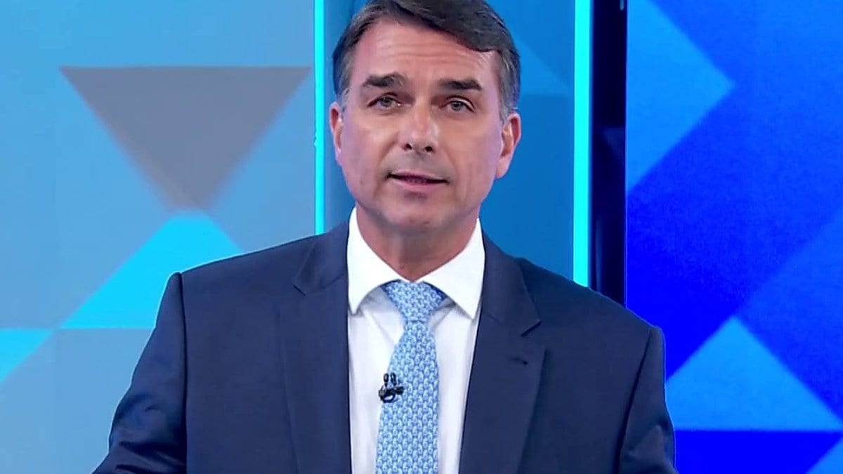 “Ele perde a linha”: Flávio pergunta quem sustenta o Lulinha na Espanha e cobra “Lula, abre o cartão”