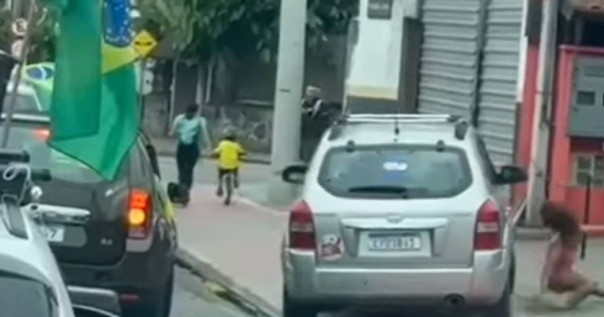 Homem é preso após atropelar crianças durante manifestação em Ilhabela; vídeo viraliza