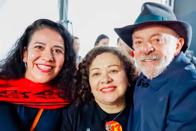 Vereadora Vitalina foi mestre de cerimônia no comício de Lula em Porto Alegre