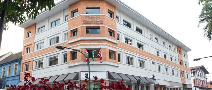 Comentário: maioria da Câmara de Blumenau é acusada de subserviência ao prefeito