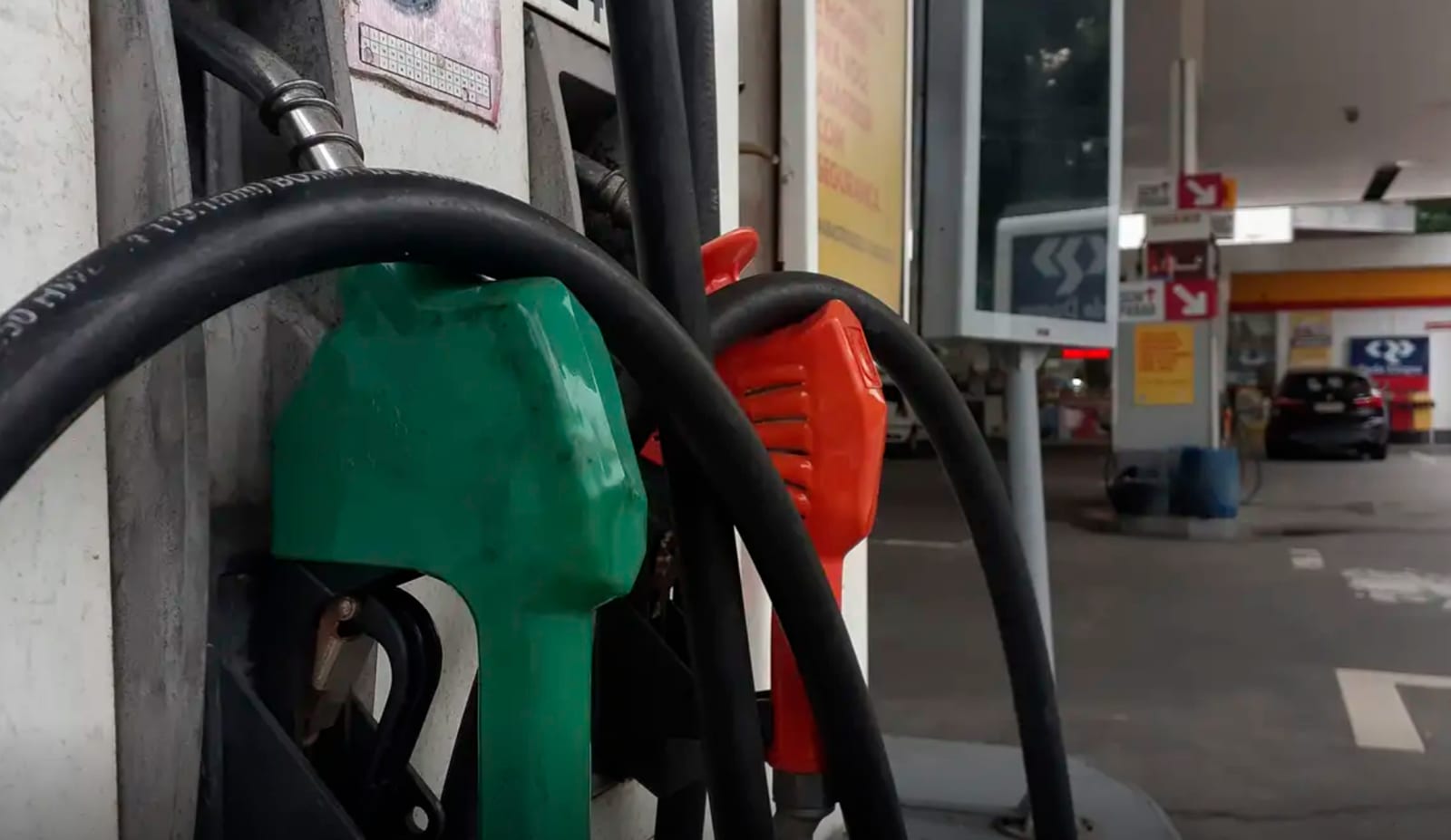 Lula zera tributos federais da gasolina antes do 2º turno
