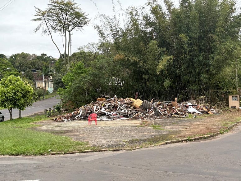 Prefeitura de Novo Hamburgo derruba antigo bar em terreno ao lado de arroio