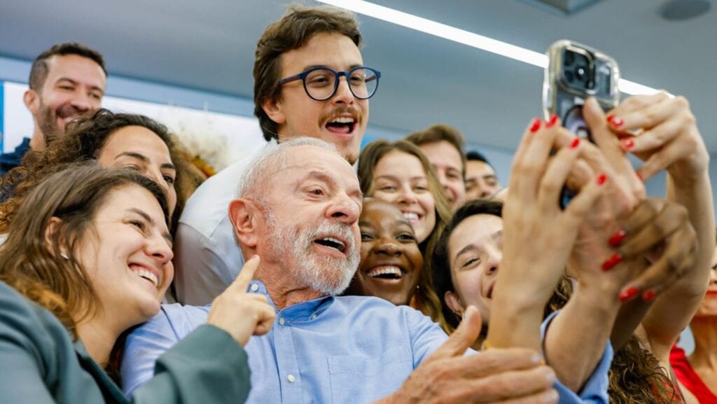Lula anuncia Pé-de-Meia para universitários com bolsas mensais de R$ 700 caso seja reeleito