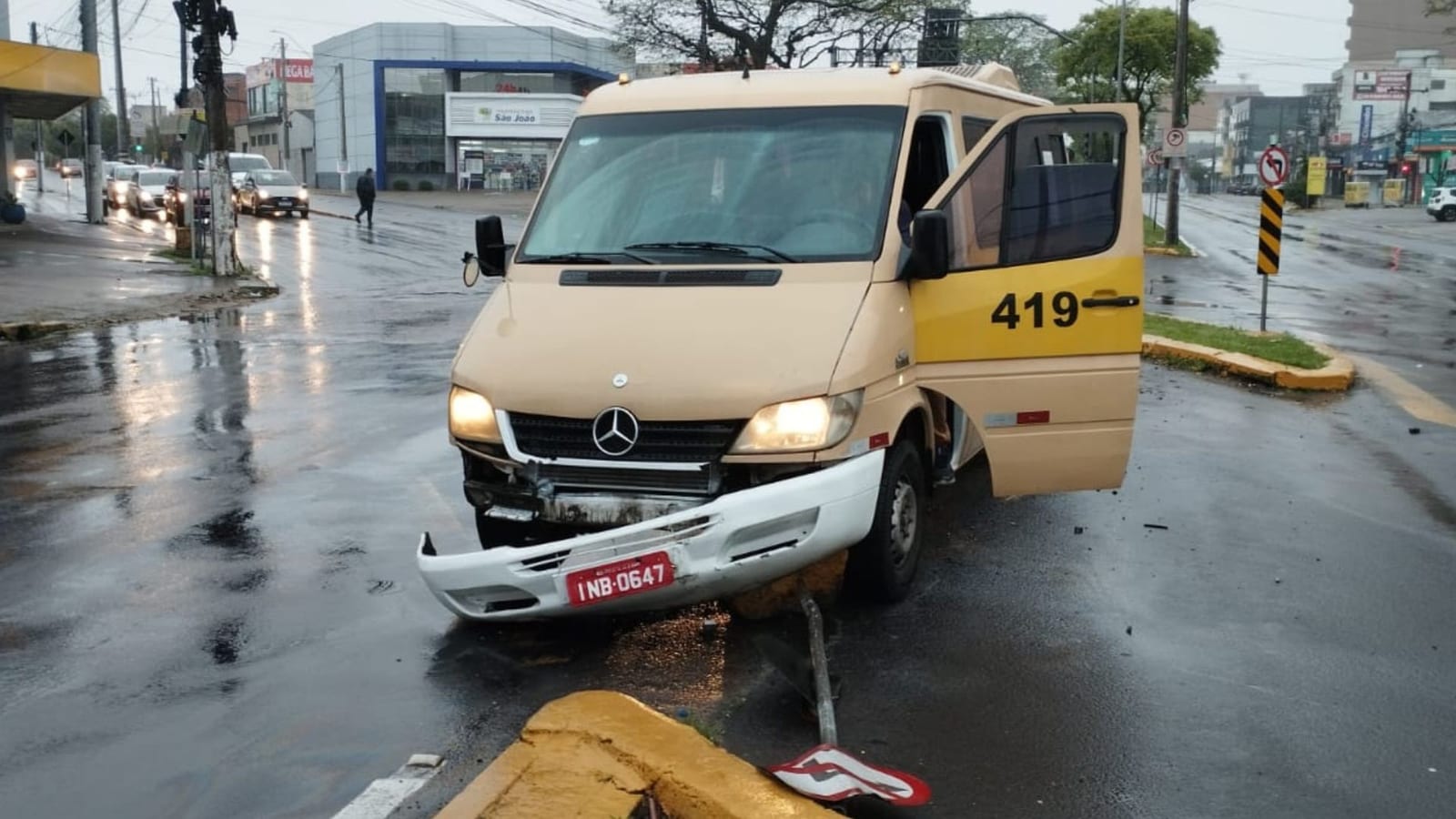 Acidente entre ônibus e van escolar deixa dois passageiros feridos em Cachoeirinha