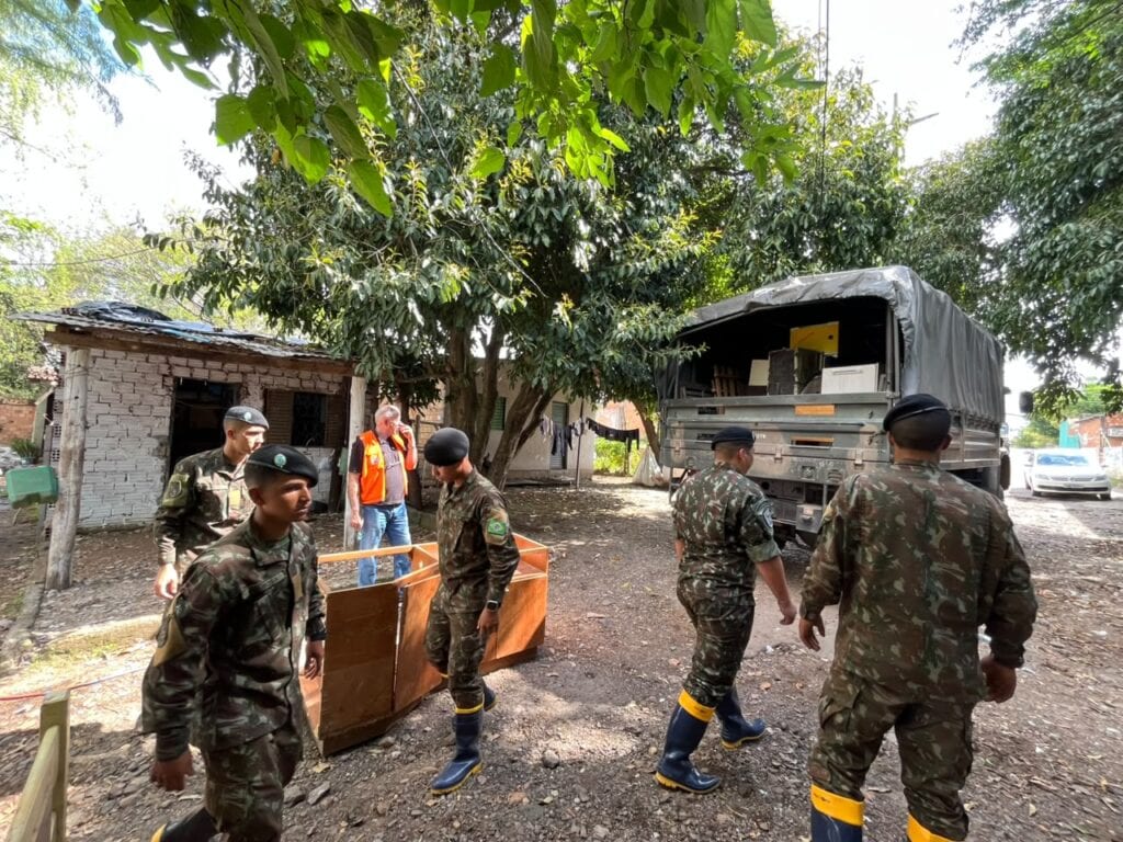 Quase 60 pessoas estão fora de casa por conta da cheia