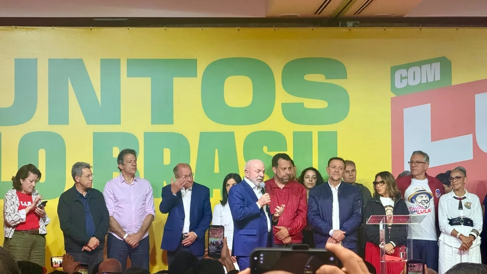 Após primeiro turno, Lula afirma que disputa entra em nova fase e defende continuidade de projeto