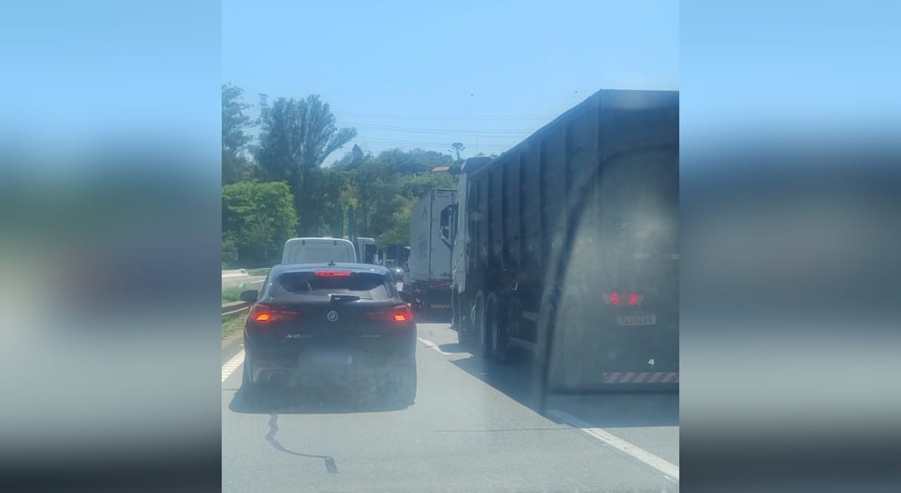 Engavetamento entre seis veículos bloqueia rodovia e mobiliza helicóptero Águia em Sorocaba