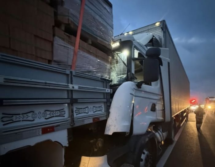 Motorista fica preso às ferragens após colisão entre carreta e caminhão