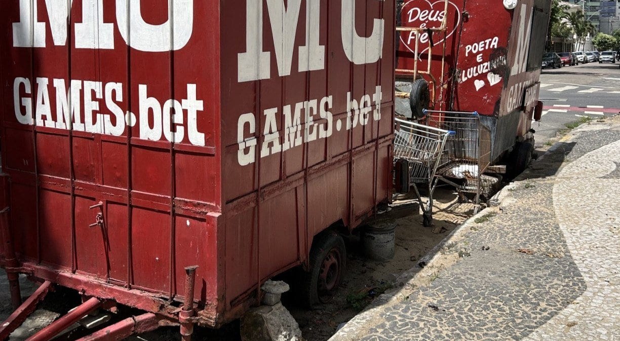 Barracas cimentadas ocupam vagas e atrapalham mobilidade em Boa Viagem