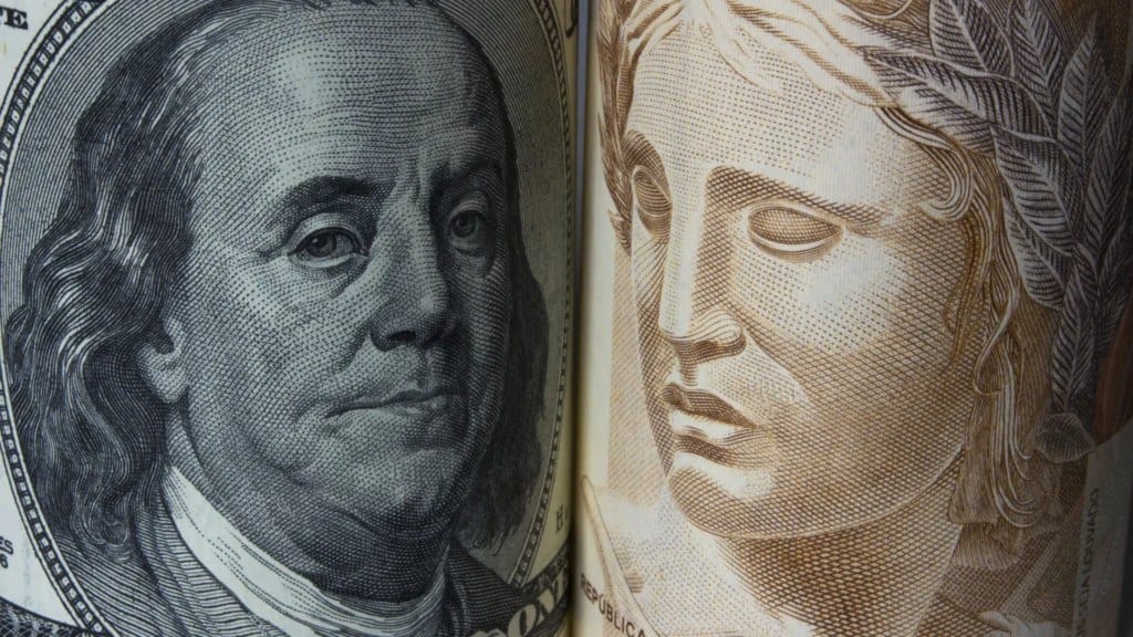 Dólar se aproxima de R$ 5, enquanto inflação acelera e pressiona juros no Brasil