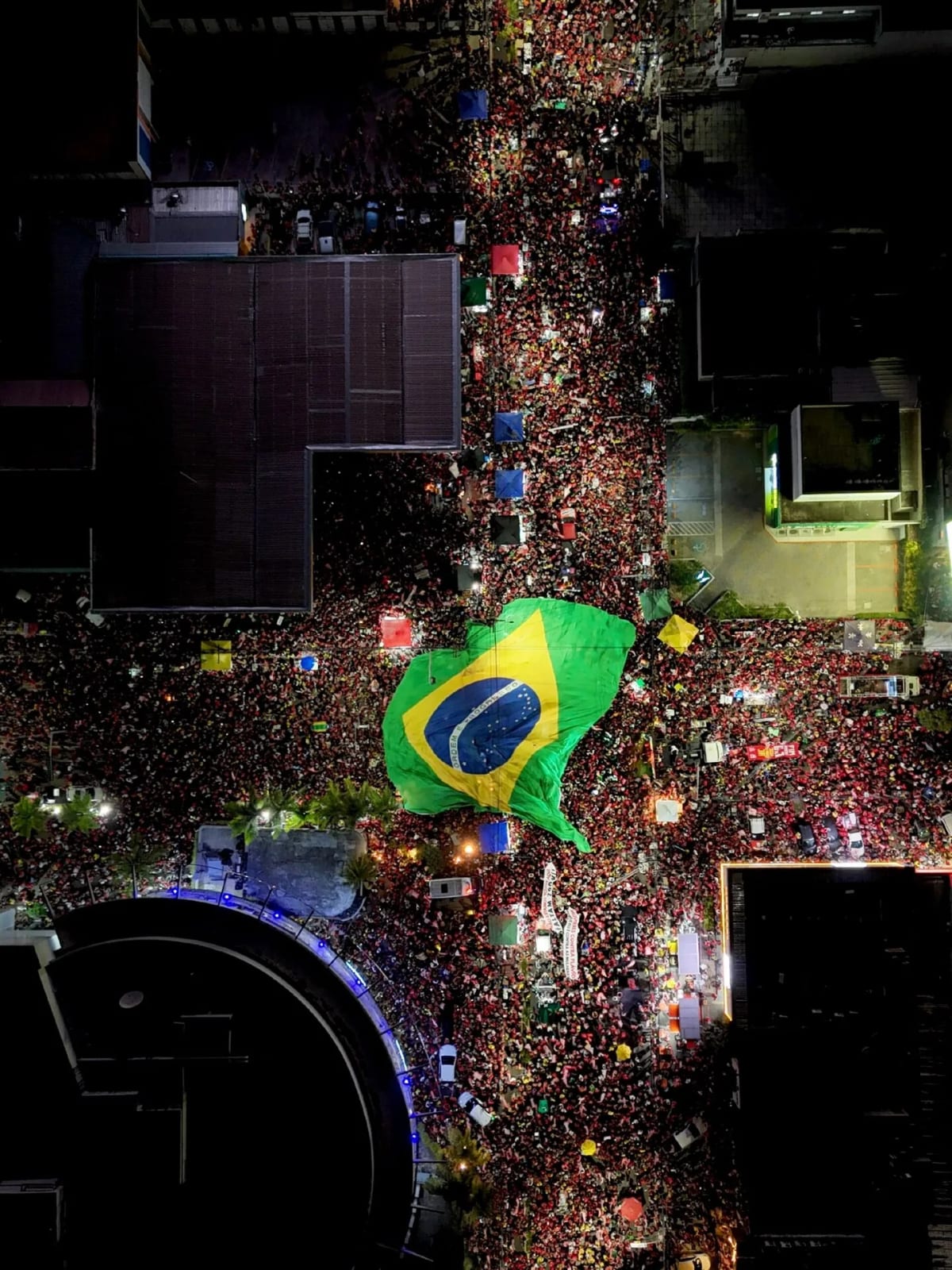 Na reta final do segundo turno, campanhas de Lula (PT) e Flávio (PL) seguem disputando as redes e às ruas do Ceará