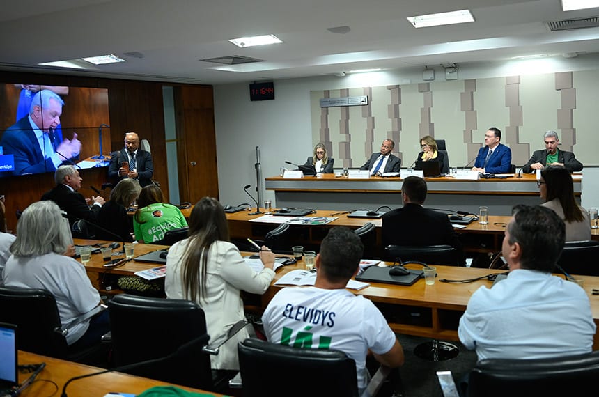 Parlamentares pedem revisão do cancelamento do Elevidys para DMD