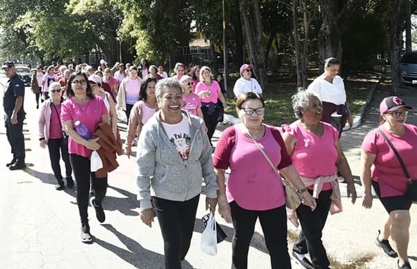 Guarulhos promove Caminhada Laço Rosa no Bosque Maia com atividades de saúde e bem-estar