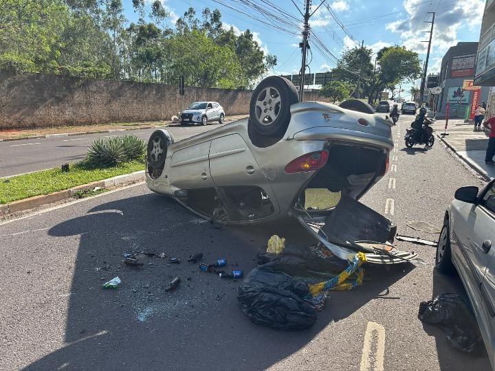 Carro capota e deixa uma pessoa ferida na Avenida Ana Jacinta em Presidente Prudente