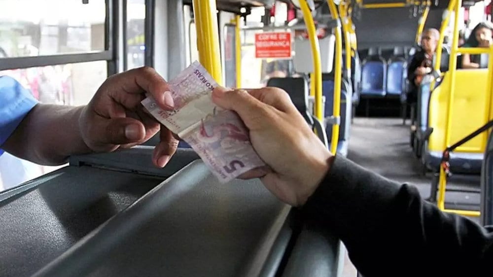 Tarifa segue R$5,70; pagamento em dinheiro no ônibus passa a custar R$6,00
