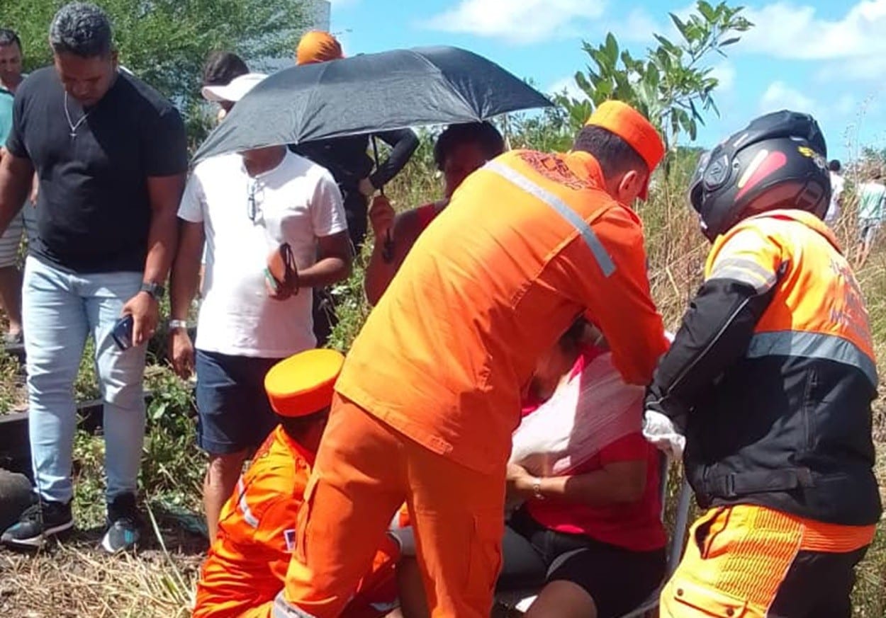 Acidente entre carro e VLT deixa dois feridos em passagem clandestina no Grande Recife