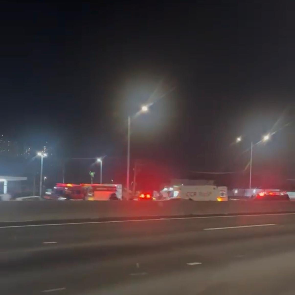Colisão frontal entre dois carros deixa quatro feridos na Via Dutra em São José dos Campos