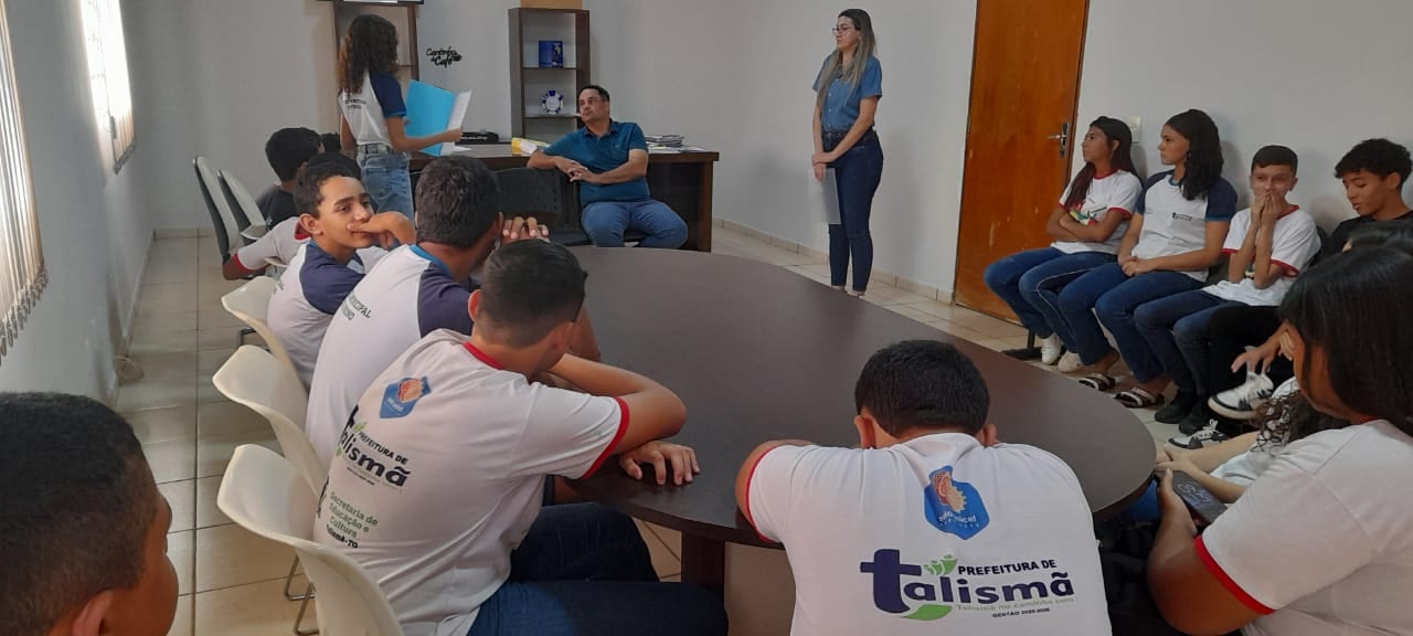 Adolescentes do NUCA visitam prefeitura e debatem cidadania com o prefeito de Talismã