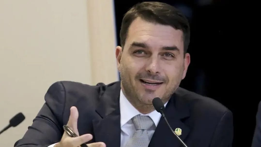 Flávio Bolsonaro quer limitar ganho real do INSS e BPC; entenda como isso te afeta