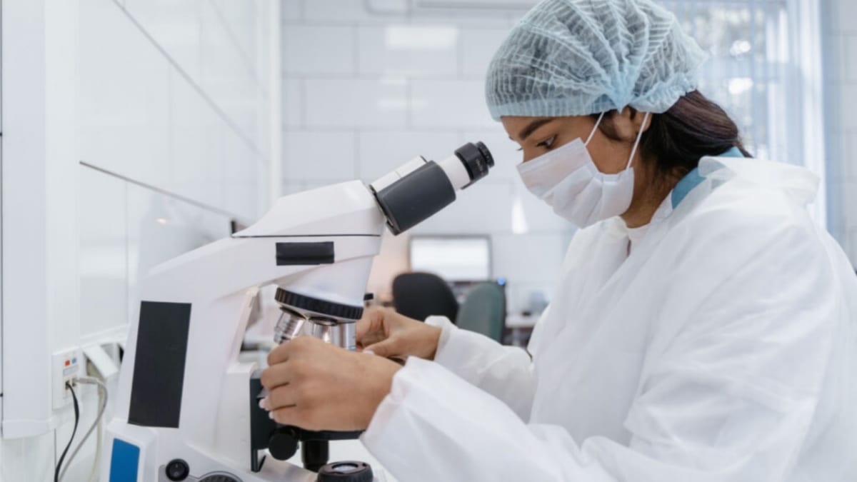 Moderna e Merck avançam com vacina personalizada contra o câncer, mas especialistas destacam os desafios