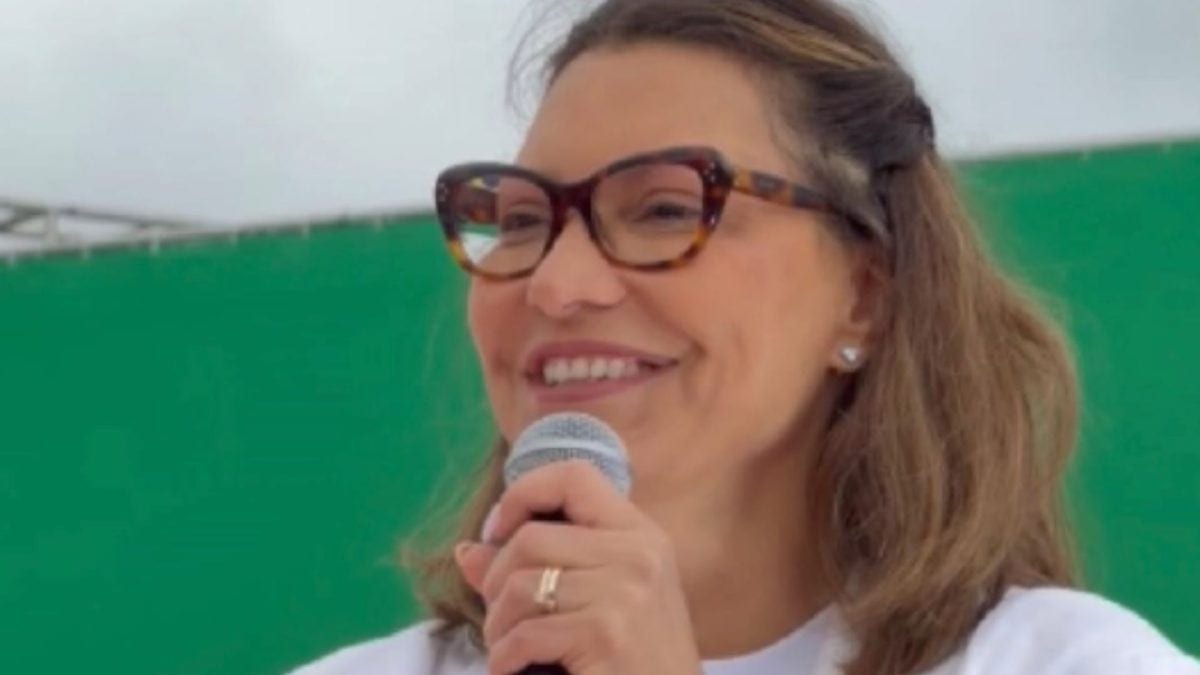 Janja canta jingle com pastor Kleber Lucas em ato de Lula no Rio