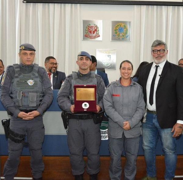 Alexandre Frota entrega Medalha Mérito Legislativo em sessão na Câmara de Cotia