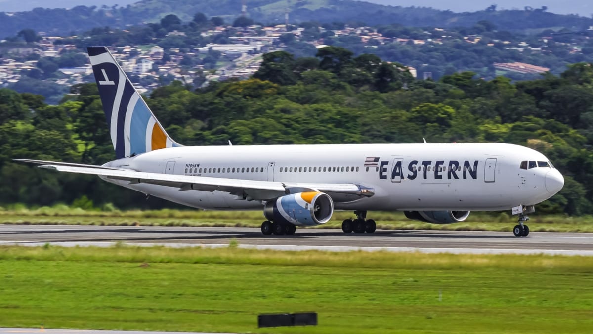 Governo dos Estados Unidos contrata avião que pousa no Brasil com mais de 70 pessoas