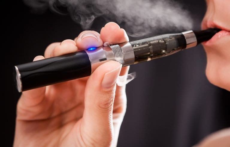 PL proíbe fabricação, importação e venda de cigarros eletrônicos no país