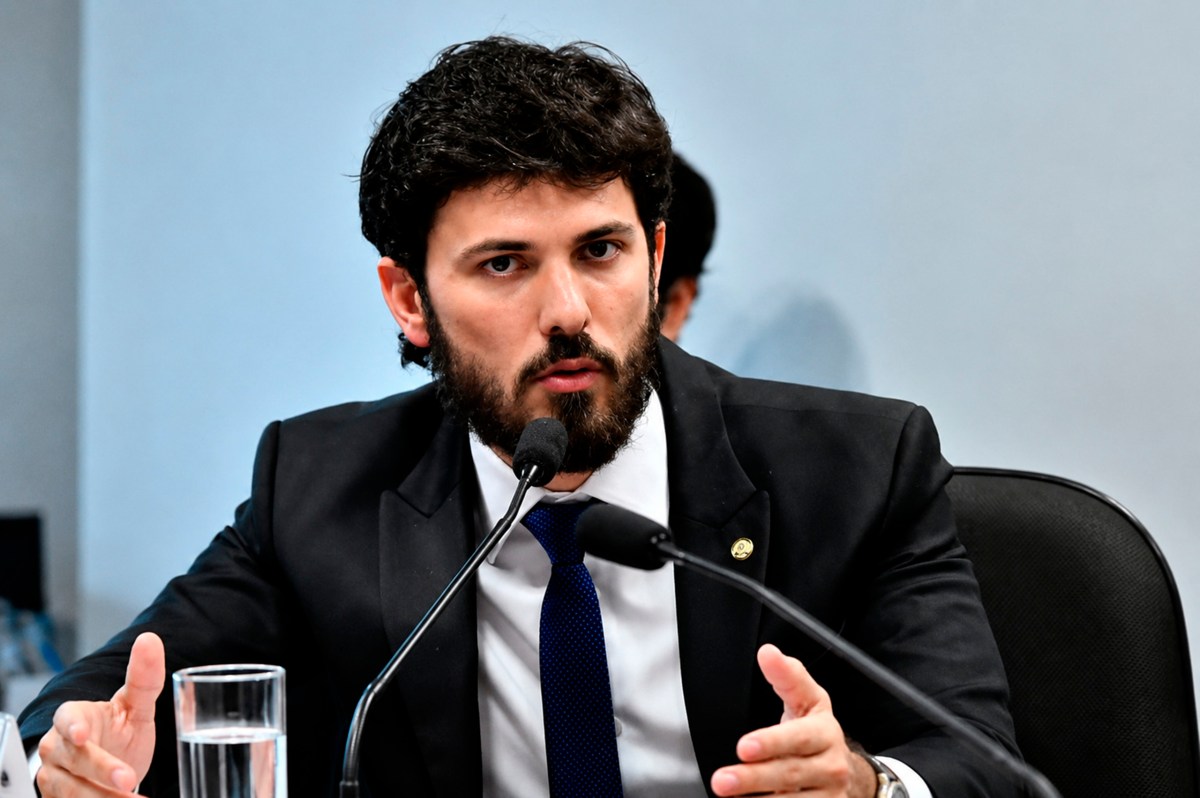Marcelo Aro ganha força como aliado de Flávio Bolsonaro em Minas