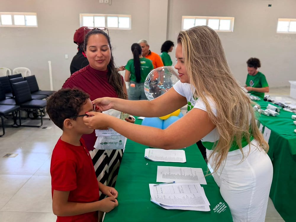 Piripiri entrega 250 óculos a alunos da rede municipal