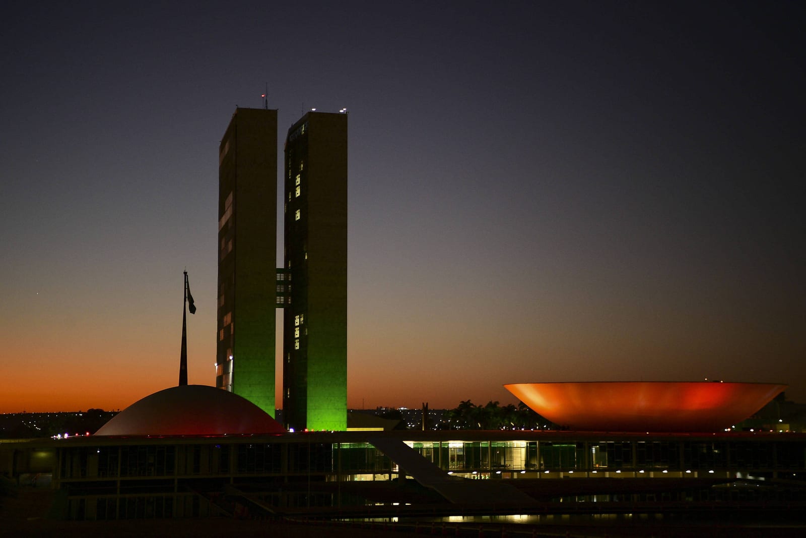 Câmara terá ao menos 42 deputados oriundos de forças de segurança, e Senado, 9