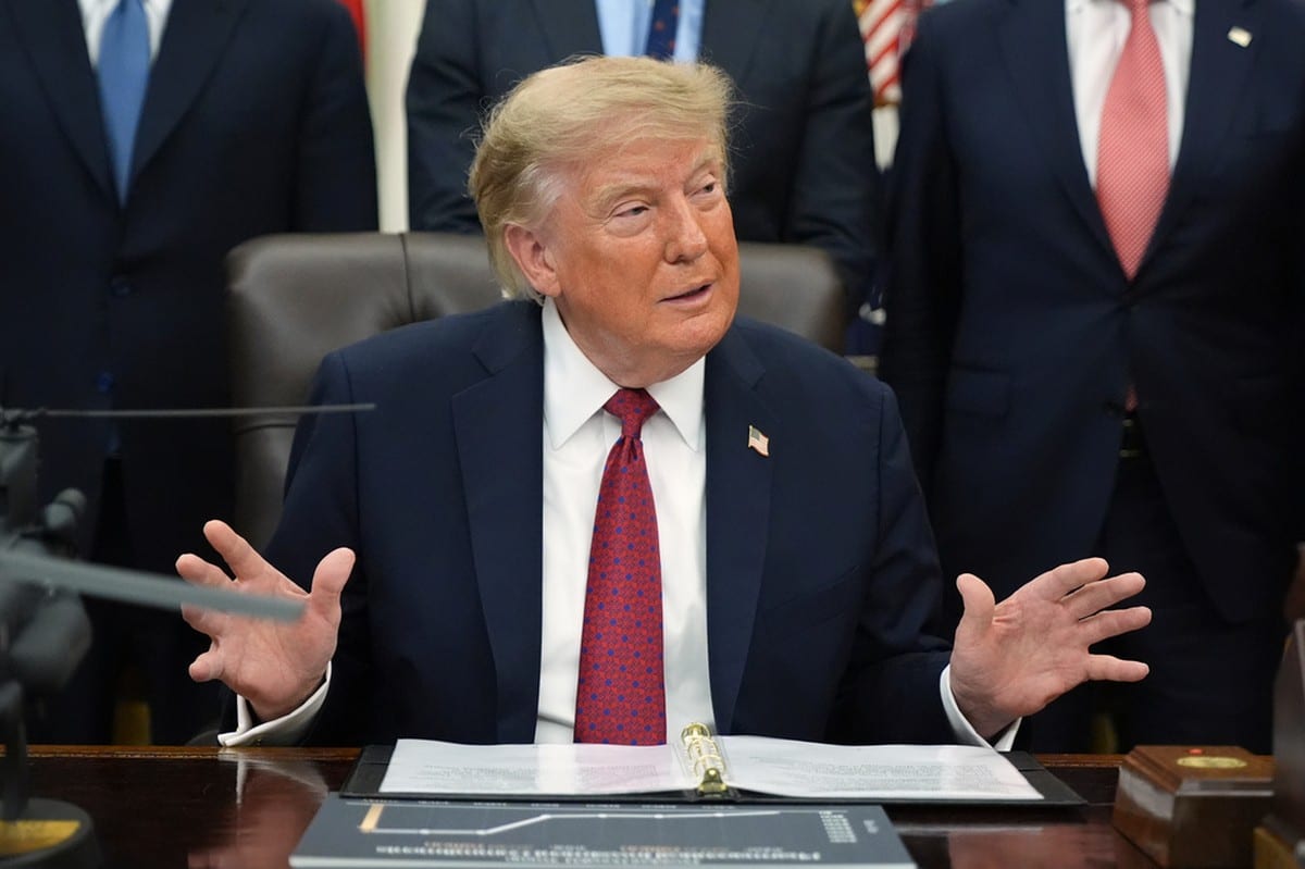 Aprovação de Trump fica estagnada no menor nível de seus dois mandatos, diz pesquisa