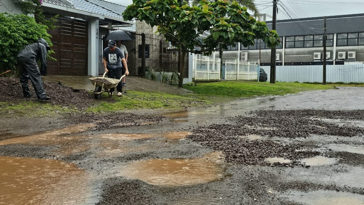 Moradores fazem operação tapa-buracos com recursos próprios em rua de Santa Cruz