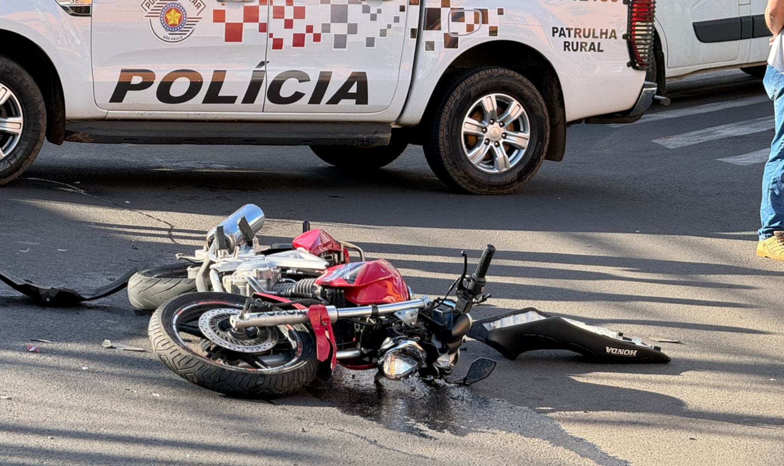 Duas pessoas ficam feridas em acidente entre moto e carro em Botucatu