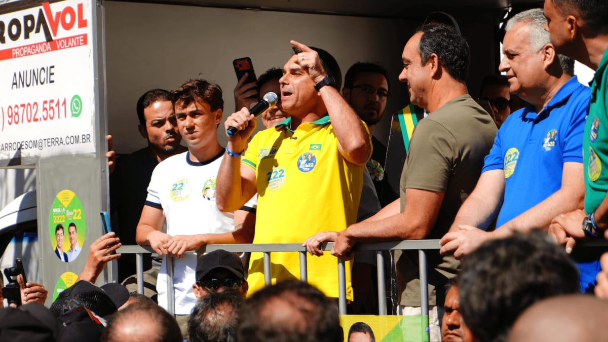 Flávio diz que jovem deve sonhar em ser o Elon Musk, não dono de boca de fumo
