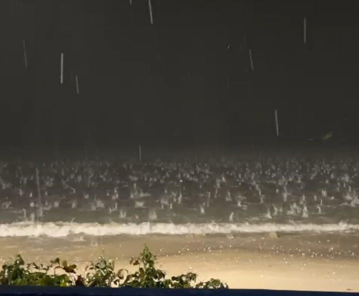 VÍDEO mostra mar 'fervilhando' com queda de granizo em Florianópolis; 5 cidades de SC decretam emergência