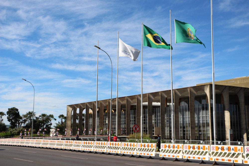 Brasil rebaixa relação com Argentina e mantém embaixador em Brasília