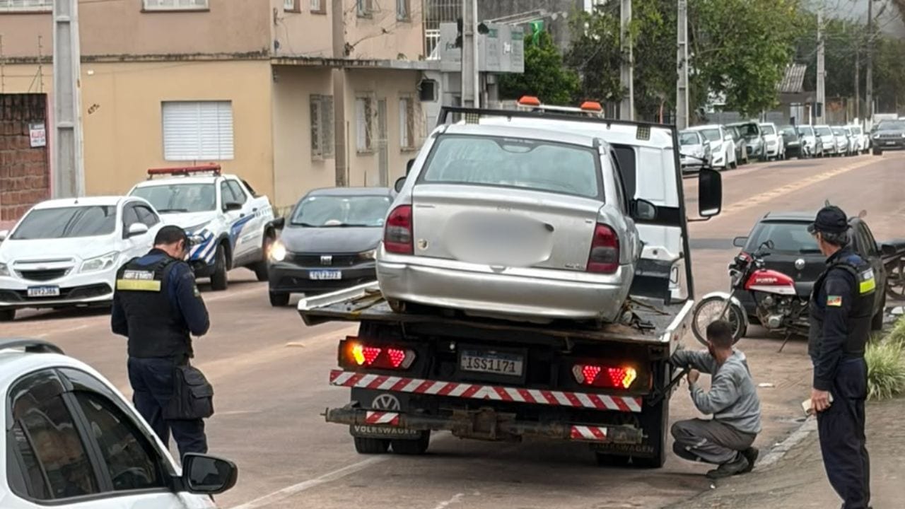 Carro abandonado há uma semana na Avenida Presidente Vargas é guinchado em Camaquã